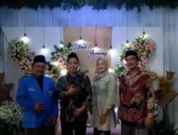 Menggunakan Jas Khas Berwarna Biru KNPI, Ketua DPD KNPI Ditunjuk Sebagai Ketua Rombongan Hantaran Pernikahan