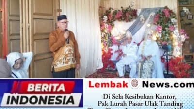 ‎Di Sela Kesibukan Kantor, Pak Lurah Pasar Ulak Tanding Tetap Turun Langsung Layani Warga
