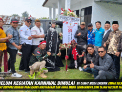 Sebelum Karnaval Dimulai, Camat Sindang Dataran Emma Sulmani Sempat Berpose Bersama Kades, Masyarakat Dan Awak Media