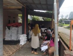 Pemerintah Desa Belitar Seberang Salurkan Bantuan Pangan Dari Bulog Kepada 131 KPM